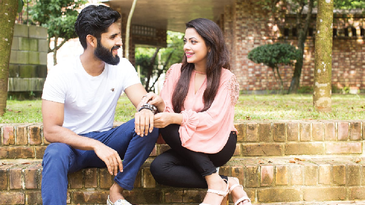 ধরন বদলে গেলেও ভালোবাসা যেন অটুট থাকে। মডেল: রাজ ও আশা। ছবি: অধুনা