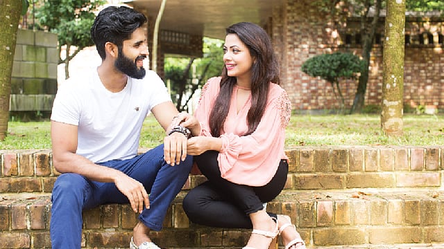 ধরন বদলে গেলেও ভালোবাসা যেন অটুট থাকে। মডেল: রাজ ও আশা। ছবি: অধুনা