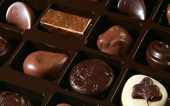 চকলেটের চিনিতে বেড়ে যায় মুখের ব্রণ।