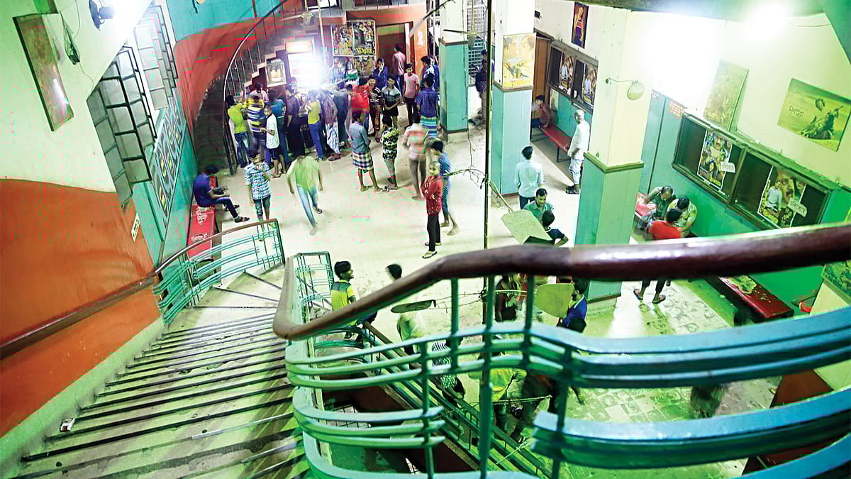 জোনাকী সিনেমা হলের মূল অবকাঠামোসহ কোনো কিছুই পরিবর্তন করা হয়নি এই দীর্ঘ সময়ে। হলের লবিতে দর্শকেরা l ছবি: প্রথম আলো