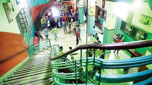 জোনাকী সিনেমা হলের মূল অবকাঠামোসহ কোনো কিছুই পরিবর্তন করা হয়নি এই দীর্ঘ সময়ে। হলের লবিতে দর্শকেরা l ছবি: প্রথম আলো