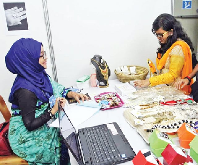 হুমায়রা (বাঁয়ে) বিভিন্ন মেলায় অংশ নিয়ে গয়না বিক্রি করেন