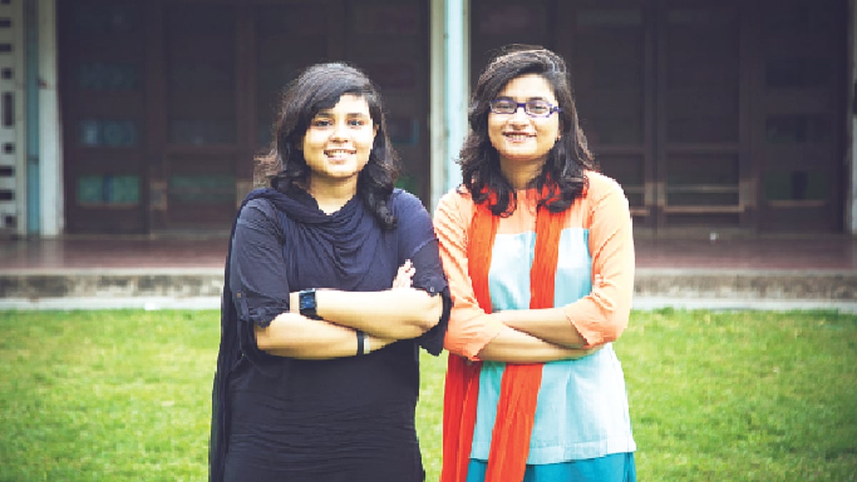 বাঁ থেকে নবনীতা ও সামিয়া