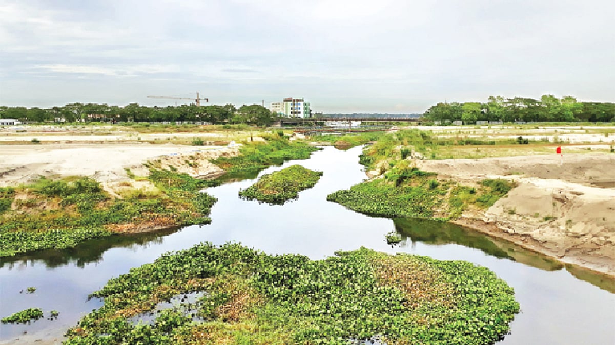 কুড়িল-পূর্বাচল ৩০০ ফুট সড়কের বোয়ালিয়া সেতুর নিচে খালের প্রশস্ততা দেড় শ ফুটের মতো। কিন্তু খালটি এখন একটি অংশে প্রস্থে কোথাও ৩০ ফুট, কোথাও ৪০ ফুটের মতো। এই অংশে পানির প্রবাহ নেই বললেই চলে l ছবি: অাবদুস সালাম