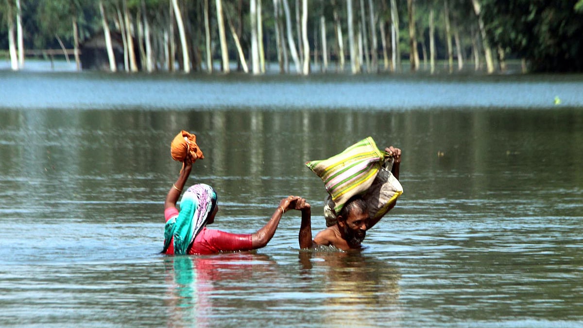 বন্যার কারণে প্রতিবছর কুড়িগ্রামে হাজার হাজার মানুষ গৃহহীন হয়ে পড়ে। প্রথম আলো ফাইল ছবি