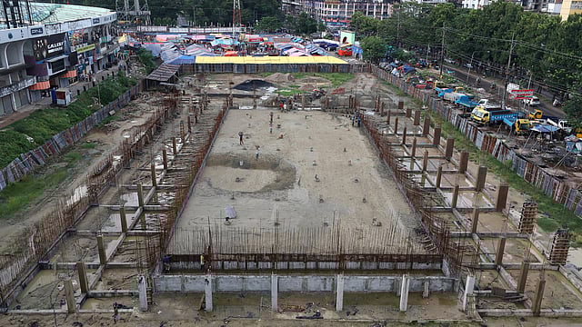 চট্টগ্রাম আউটার স্টেডিয়াম মাঠের এক পাশে সুইমিংপুলের নির্মাণকাজ চলছে। চট্টগ্রাম নগর, সাম্প্রতিক ছবি। ছবি: প্রথম আলো