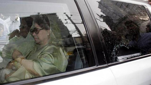 বিএনপির চেয়ারপারসন খালেদা জিয়া রোহিঙ্গাদের অবস্থা দেখতে আজ শনিবার কক্সবাজারের উদ্দেশে রওনা হন। ছবি: প্রথম আলো