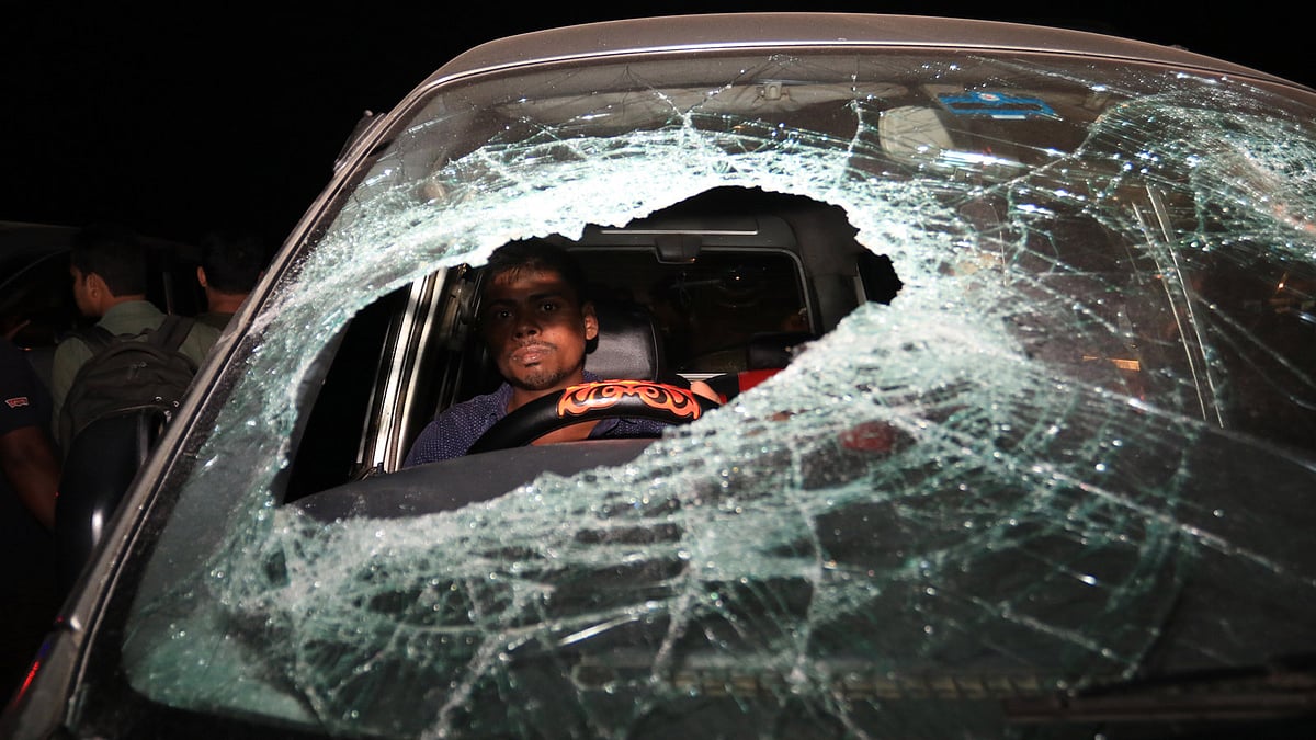 কক্সবাজারে যাওয়ার পথে ফেনীতে বিএনপির চেয়ারপারসন খালেদা জিয়ার গাড়িবহরে আজ শনিবার বিকেলে দুর্বৃত্তরা হামলা চালায়। ছবি: আশরাফুল আলম