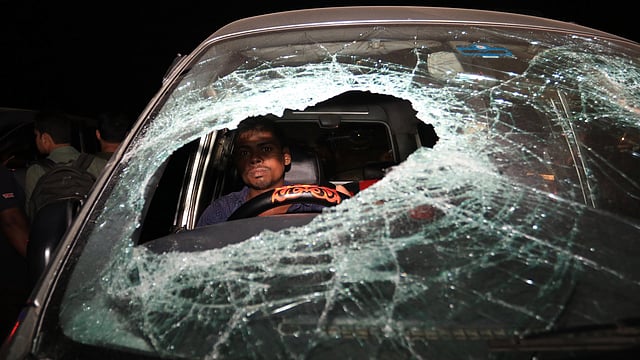 কক্সবাজারে যাওয়ার পথে ফেনীতে বিএনপির চেয়ারপারসন খালেদা জিয়ার গাড়িবহরে আজ শনিবার বিকেলে দুর্বৃত্তরা হামলা চালায়। ছবি: আশরাফুল আলম