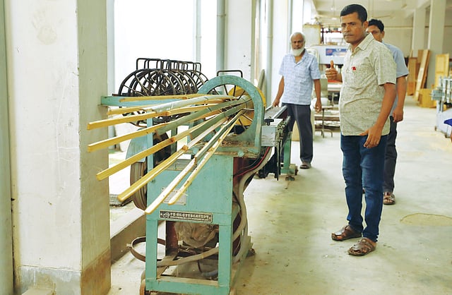 বাঁশ দিয়ে আসবাব তৈরির ক্ষেত্রে প্রথম ধাপে ব্যাম্বো স্প্লিটার মেশিনে বাঁশগুলো ফালি করে কাটা হয় l প্রথম আলো