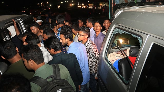 দুর্বৃত্তদের হামলায় বেশ কয়েকটি গাড়ি ক্ষতিগ্রস্ত হয়। ছবি: প্রথম আলো