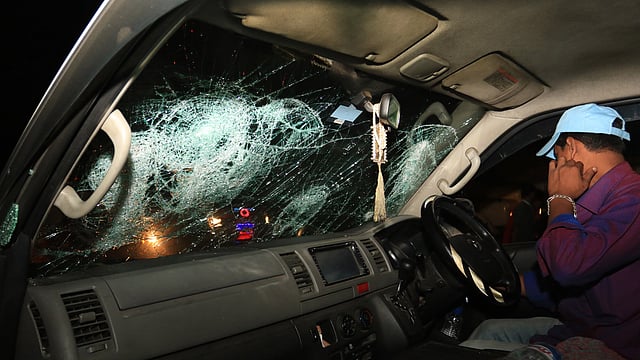 ভাঙচুর করা হয় বিএনপি চেয়ারপারসনের গাড়িবহরের সঙ্গে থাকা গণমাধ্যমের গাড়িও। ছবি: প্রথম আলো