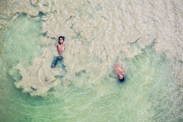 নদীতে দুরন্তপনায় মেতেছে দুই শিশু। তরা সেতু, মানিকগঞ্জ। ছবি: অপু জামান