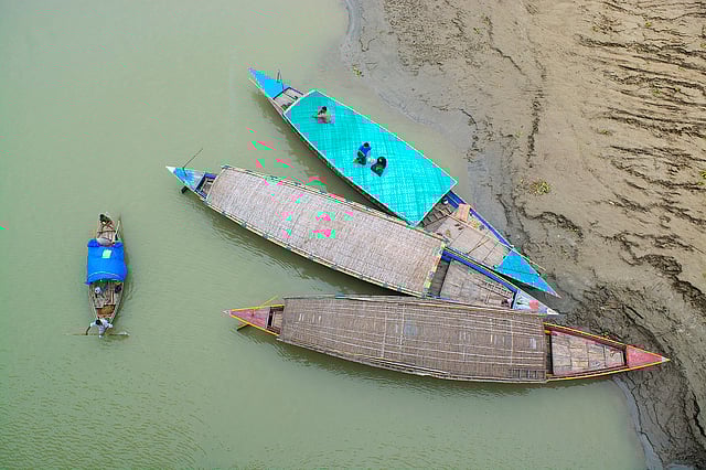 তীরে ভিড়ে আছে কয়েকটি নৌকা। তরা সেতু, মানিকগঞ্জ। ছবি: অপু জামান
