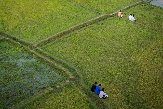 বিকেলে ফসলহীন মাঠে একটু আড্ডা। মহানন্দা সেতু, চাঁপাইনবাবগঞ্জ। ছবি: অপু জামান