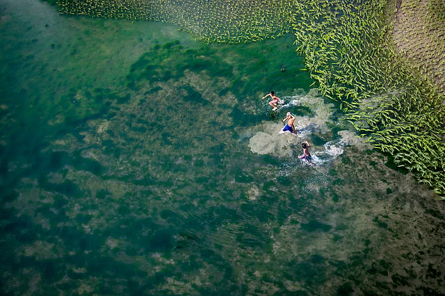 স্বচ্ছ পানিতে নেমে পড়ার প্রতিযোগিতা। তরা সেতু, মানিকগঞ্জ। ছবি: অপু জামান