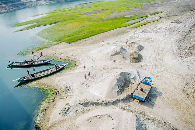 নদী থেকে যত্রতত্র বালি তোলার কারণে মরে যায় নদী। তরা সেতু, মানিকগঞ্জ। ছবি: অপু জামান