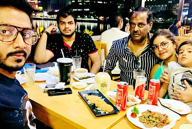সিঙ্গাপুরে ছেলেমেয়ের সঙ্গে মনোয়ার হোসেন ডিপজল। ছবি: ফেসবুক থেকে নেওয়া