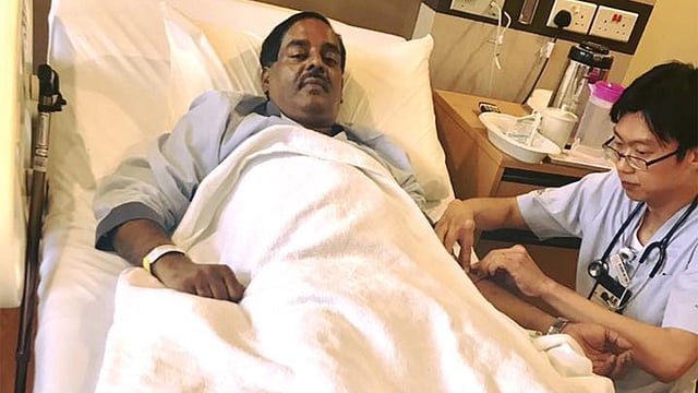 সিঙ্গাপুরে হাসপাতালে মনোয়ার হোসেন ডিপজল। ছবি: ফেসবুক থেকে নেওয়া