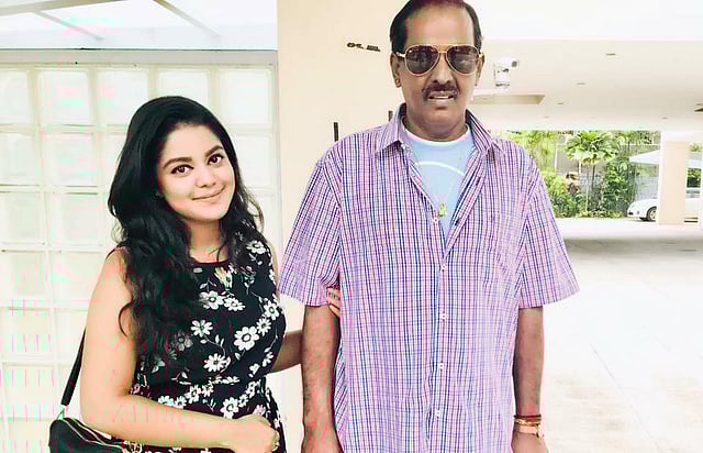 সিঙ্গাপুরে মেয়ে অলিজা মনোয়ারের সঙ্গে মনোয়ার হোসেন ডিপজল। ছবি: ফেসবুক থেকে নেওয়া