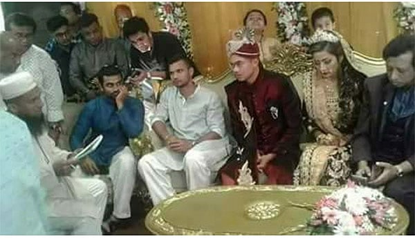 সেই বিশেষ মুহূর্ত! তাসকিনকে সঙ্গ দিচ্ছেন জাতীয় দলের সতীর্থরা। ছবি: ফেসবুক থেকে সংগৃহীত