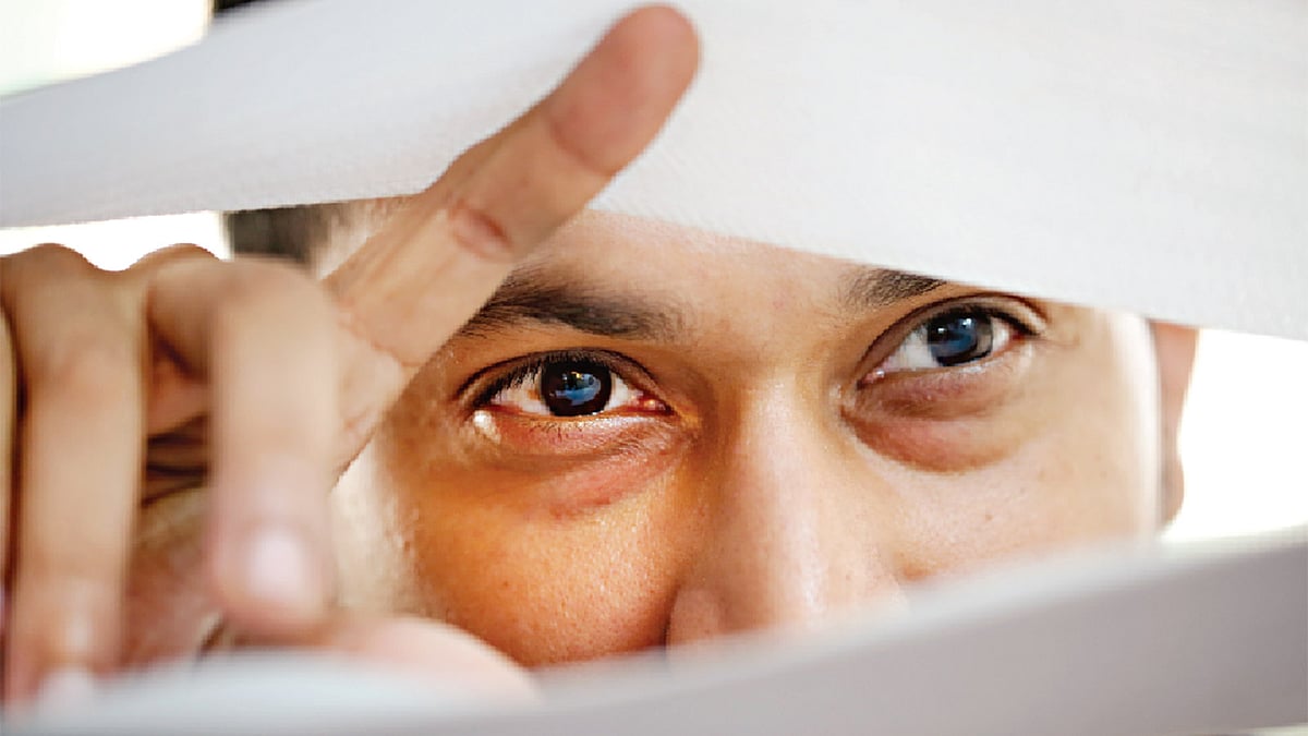 অবিশ্বাসী চোখ সম্পর্কে তিক্ততা নিয়ে আসে। ছবি: সুমন ইউসুফ