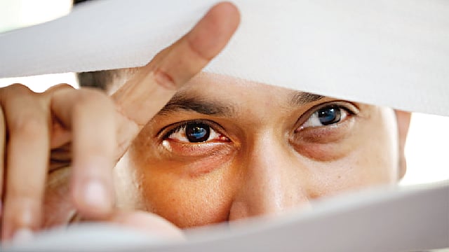 অবিশ্বাসী চোখ সম্পর্কে তিক্ততা নিয়ে আসে। ছবি: সুমন ইউসুফ