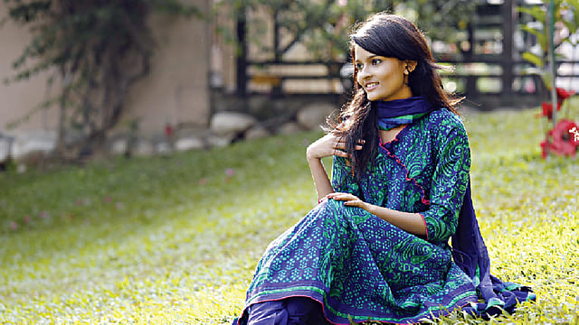 কিশোর বয়সে নিয়মিত ত্বক পরিস্কার রাখতে হবে। মডেল: হৃদিতা, ছবি: অধুনা