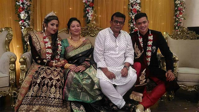 বাবা-মা ও নববধূ নাঈমা সঙ্গে তাসকিন। ছবি: ফেসবুক থেকে সংগৃহীত