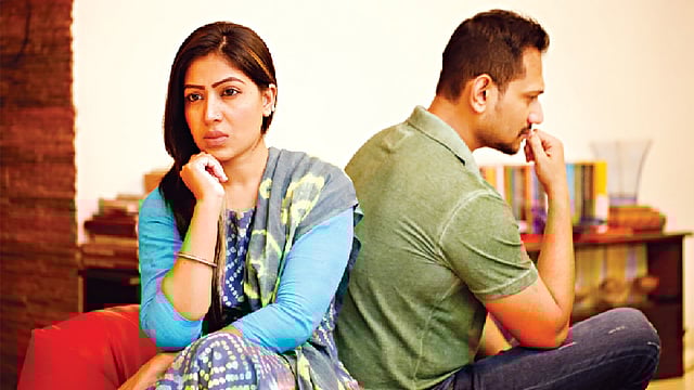 সম্পর্কে অবিশ্বাস দেখা দিলে খোলামেলা আলোচনা করুন। মডেল: লাবণ্য ও শাওন