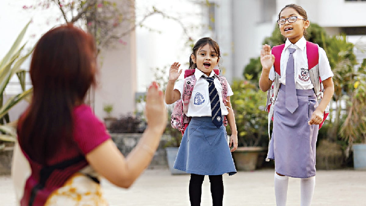 স্কুলেও যেন শিশুদের নৈতিকতা শেখানো হয়। ছবি: অধুনা