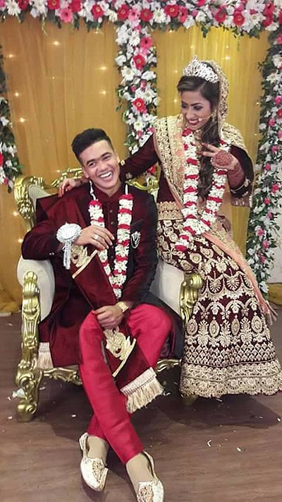 বিয়েতে বিশেষ ভঙ্গিতে ছবি না তুললে কি চলে? ছবি: ফেসবুক থেকে সংগৃহীত