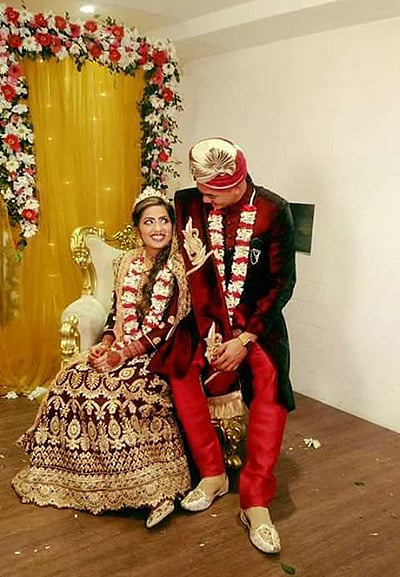 দুজনে দুজনার। বর-কনের কিছুক্ষণের জন্য ‘একা’ হয়ে যাওয়া। ছবি: ফেসবুক থেকে সংগৃহীত