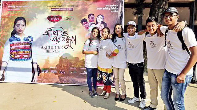 রেসিডেনসিয়াল মডেল স্কুল অ্যান্ড কলেজে আঁখি ও তার বন্ধুরা ছবির খুদে শিল্পীরা