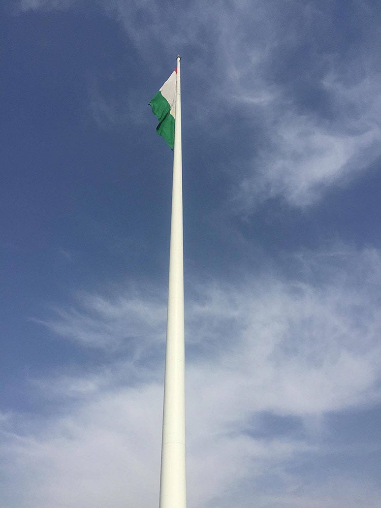 গিনেস বুকে নাম লেখানো সেই পতাকা। ছবি: প্রথম আলো