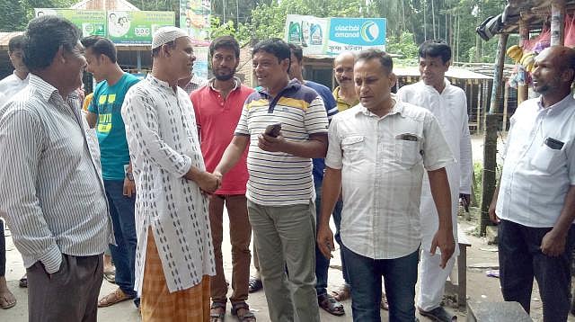 কারাগার থেকে বেরিয়ে এলাকায় রাজনৈতিক জনসংযোগে ব্যস্ত আসলাম ফকির। ছবি: প্রথম আলো