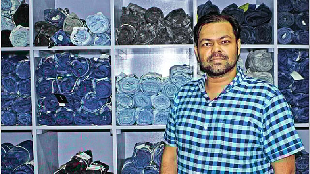 জিনসের কারখানায় মোস্তাফিজ উদ্দিন। ছবি: জুয়েল শীল