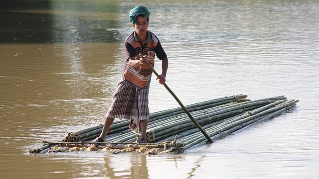 খাগড়াছড়ির চেঙ্গি নদ দিয়ে বাঁশ নিয়ে যাচ্ছেন একজন। একটি বাঁশ ১০ থেকে ১৫ টাকায় বিক্রি হয়। খাগড়াছড়ি সদর, চেলাছড়া, ৩ নভেম্বর। ছবি: নীরব চৌধুরী