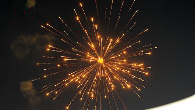 বাংলাদেশ প্রিমিয়ার লিগের (বিপিএল) উদ্বোধনী দিনে আতশবাজি ফোটানো হচ্ছে। সিলেট আন্তর্জাতিক স্টেডিয়াম, সিলেট, ৪ নভেম্বর। ছবি: শামসুল হক