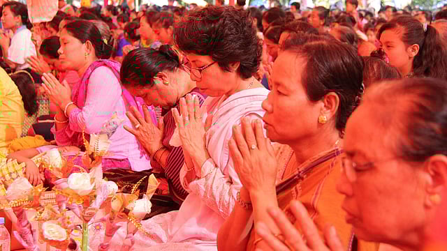 শুভ দানোত্তম কঠিন চীবরদান অনুষ্ঠানে প্রার্থনায় মগ্ন ভক্তরা। বনবিহার, দীঘিনালা, খাগড়াছড়ি, ৪ নভেম্বর। ছবি: নীরব চৌধুরী