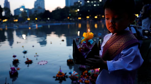 ঐতিহ্যবাহী থাই পোশাক পরে লয় ক্রাথং উৎসবে শামিল হতে এসেছে শিশুটি। ব্যাংকক, থাইল্যান্ড, ৩ নভেম্বর। ছবি: রয়টার্স