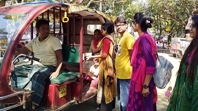 জামালপুরে ইজিবাইকে দুর্ঘটনা সম্পর্কে নারী যাত্রী ও শিক্ষার্থীদের সচেতন করতে বন্ধুসভার প্রচার। ছবি: প্রথম আলো