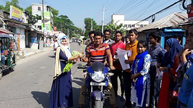 শরীয়তপুরে প্রথম আলোর প্রতিষ্ঠাবার্ষিকীতে যানবাহনের চালকদের ফুলেল শুভেচ্ছা জানায় বন্ধুসভার সদস্যরা। ছবি: প্রথম আলো