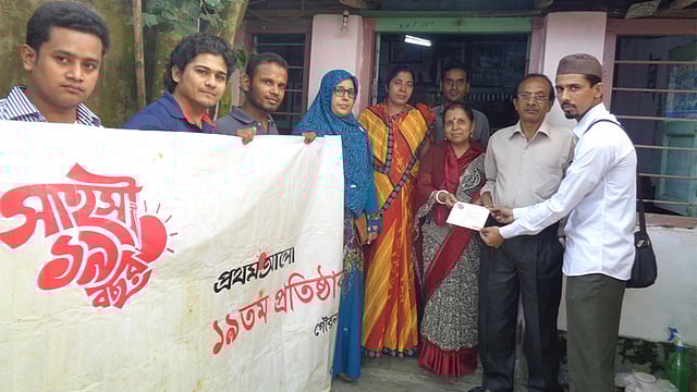 ১৯তম প্রতিষ্ঠাবাষির্কীতে হকার ও এজেন্টদের মিষ্টি খাওয়ানো হয়। গৌরনদী। বরিশাল। ৪ নভেম্বর, ২০১৭। ছবি: প্রথম আলো