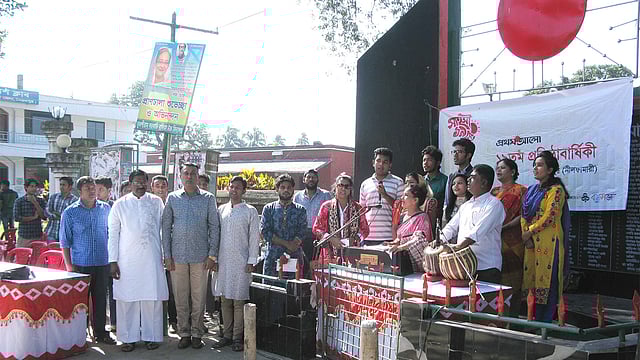 সৈয়দপুরে প্রথম আলোর প্রতিষ্ঠাবার্ষিকীতে জাতীয় সঙ্গীত গাইছে বন্ধুসভার সদস্যরা। ছবি: প্রথম আলো