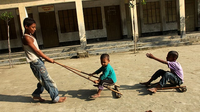 রোদেলা সকালে বাড়ির পাশে দুরন্তপনায় মেতেছে শিশুরা। সদর উপজেলা। বগুড়া। ৪ নভেম্বর ২০১৭। ছবি: সোয়েল রানা