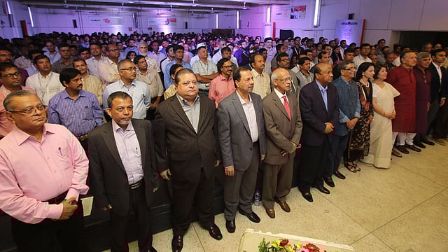 প্রথম আলোর ১৯তম প্রতিষ্ঠাবার্ষিকী আজ শনিবার। এ উপলক্ষে আয়োজিত অনুষ্ঠানে অতিথি ও কর্মীরা। সিএ ভবন মিলনায়তন, কারওয়ান বাজার, ৪ নভেম্বর। ছবি: আবদুস সালাম