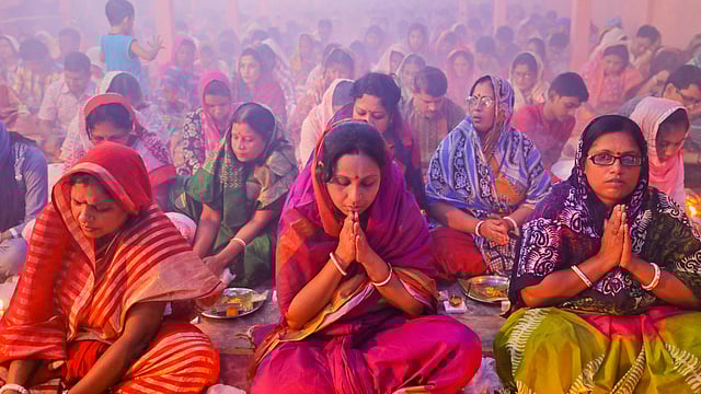 রাখের উপবাস নামে পরিচিত ধর্মীয় অনুষ্ঠানে মন্দিরে প্রদীপ প্রজ্বালন করেন প্রার্থনারত ভক্তরা। রাজাপুকুর লেন লোকনাথ ধাম, আন্দরকিল্লা, চট্টগ্রাম, ৪ নভেম্বর। ছবি: সৌরভ দাশ