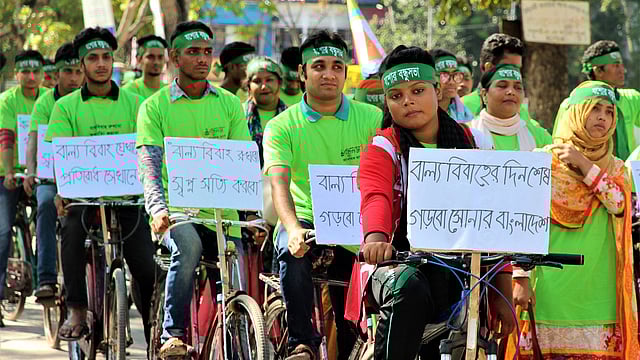 প্রথম আলোর ১৯ বছর পূর্তি উপলক্ষে যশোরে বাল্যবিয়ে বিরোধী বাইসাইকেল শোভাযাত্রা বের করে বন্ধুসভা। সরকারি মাইকেল মধুসূদন কলেজ, ৪ নভেম্বর। ছবি: এহসান-উদ-দৌলা