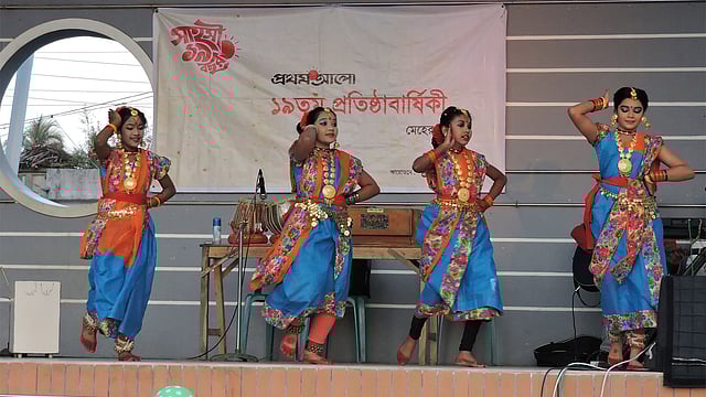 পাঠক মেলায় বন্ধুসভার সদস্যদের নৃত্য পরিবেশনা। ছবি: আবু সাঈদ